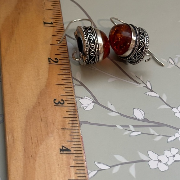 Elegant Amber and Silver Earrings - Picture 3 of 4
